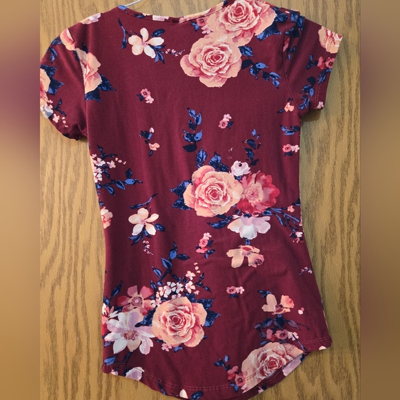 Very pretty, short sleeve blouse. Crisscross v neck. Extra small. Very soft - Picture 4 of 4